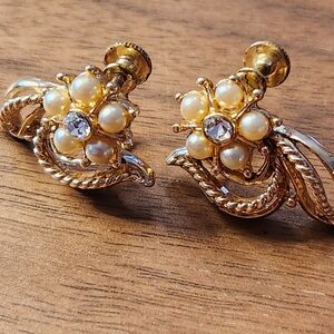 Vintage CORO Signed Mid-Century Flower Rhinestone Faux Pearl Screw Back …